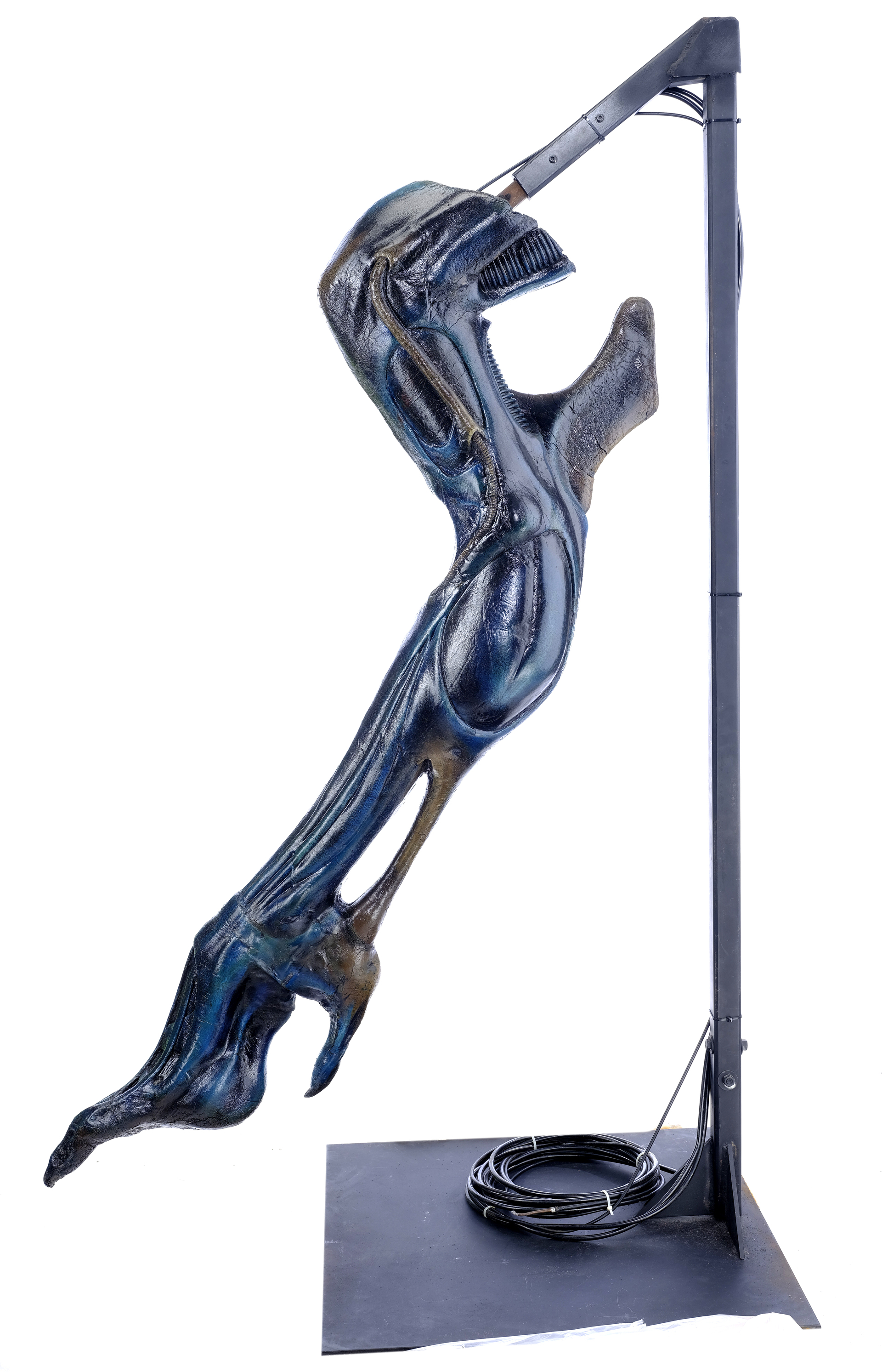 ALIENS - Full-Size Xenomorph Queen Animatronic Leg Display - Image 4 of 10