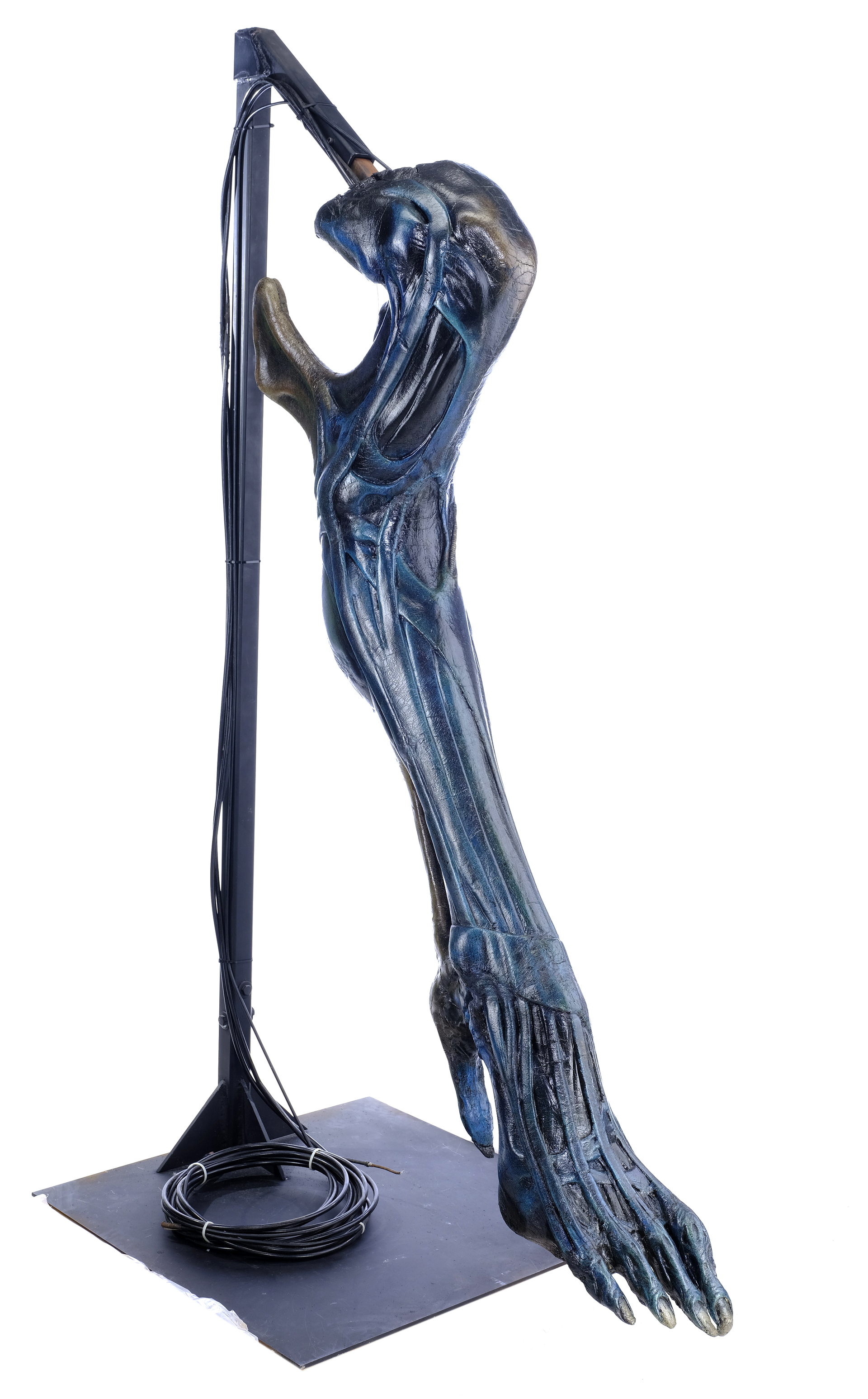 ALIENS - Full-Size Xenomorph Queen Animatronic Leg Display - Image 2 of 10