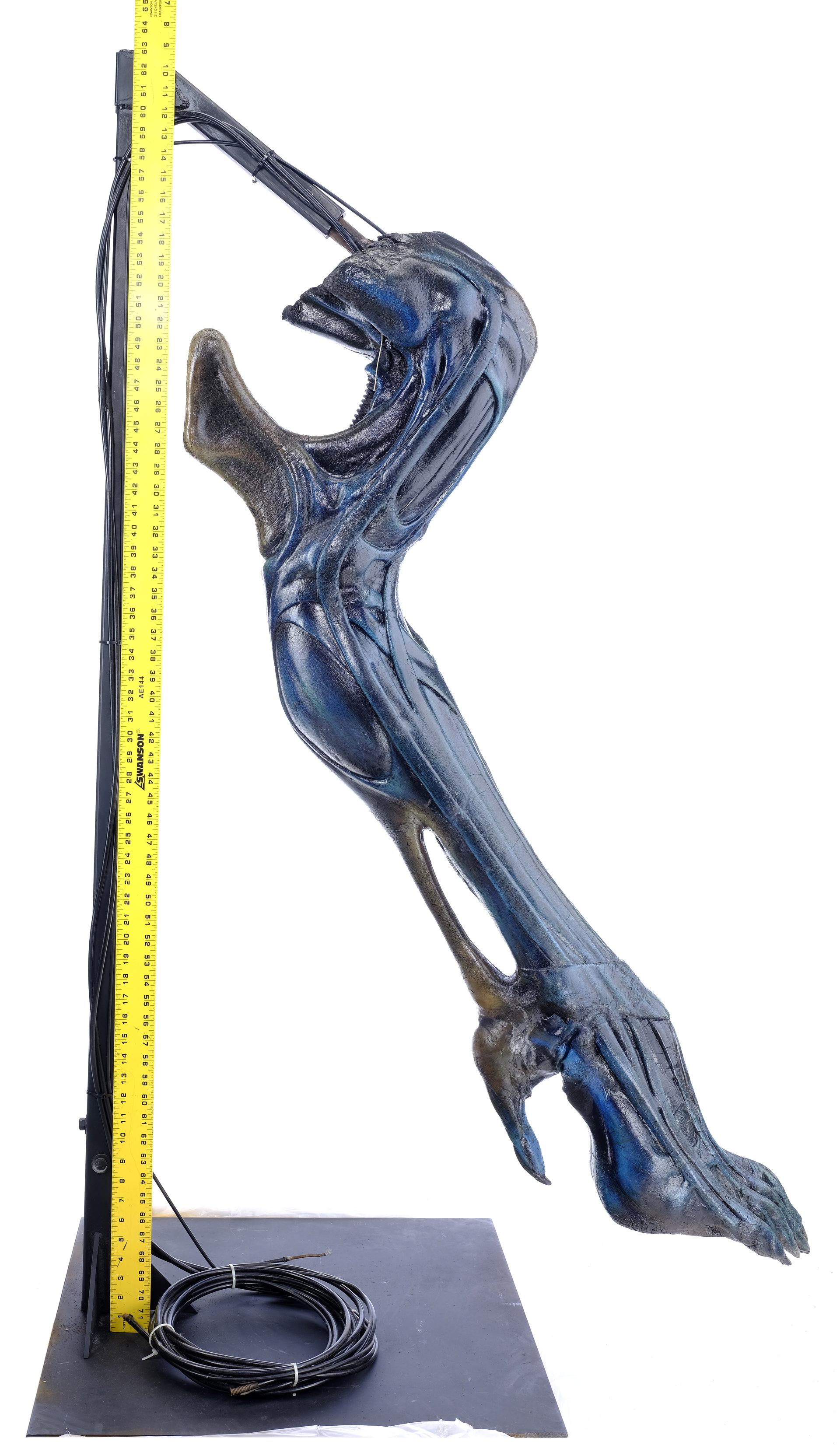 ALIENS - Full-Size Xenomorph Queen Animatronic Leg Display - Image 6 of 10
