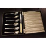 A set of Georgian silver grapefruit set comprising six teaspoons, and a knife, engraved with lion