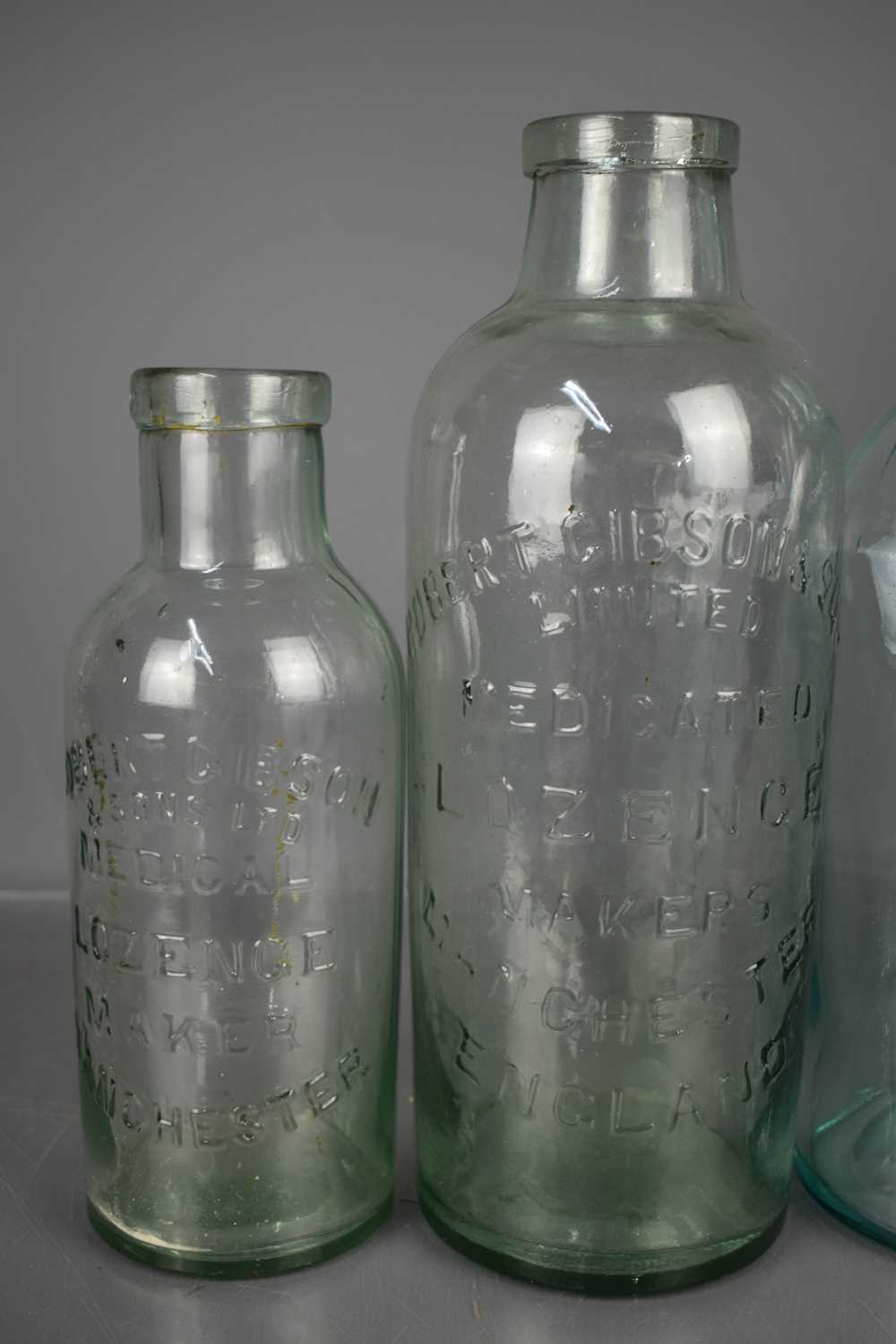 Two large Robert Gibson & Sons medical lozenge makers Manchester apothercary bottles together with - Bild 2 aus 2