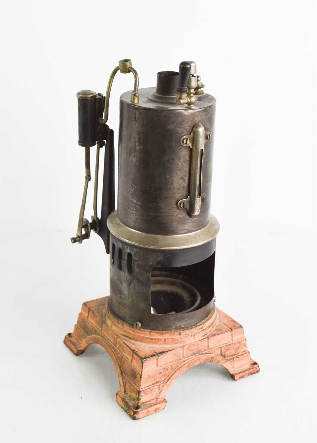 An early 20th century GBN "Bing" vertical steam engine. - Bild 2 aus 2
