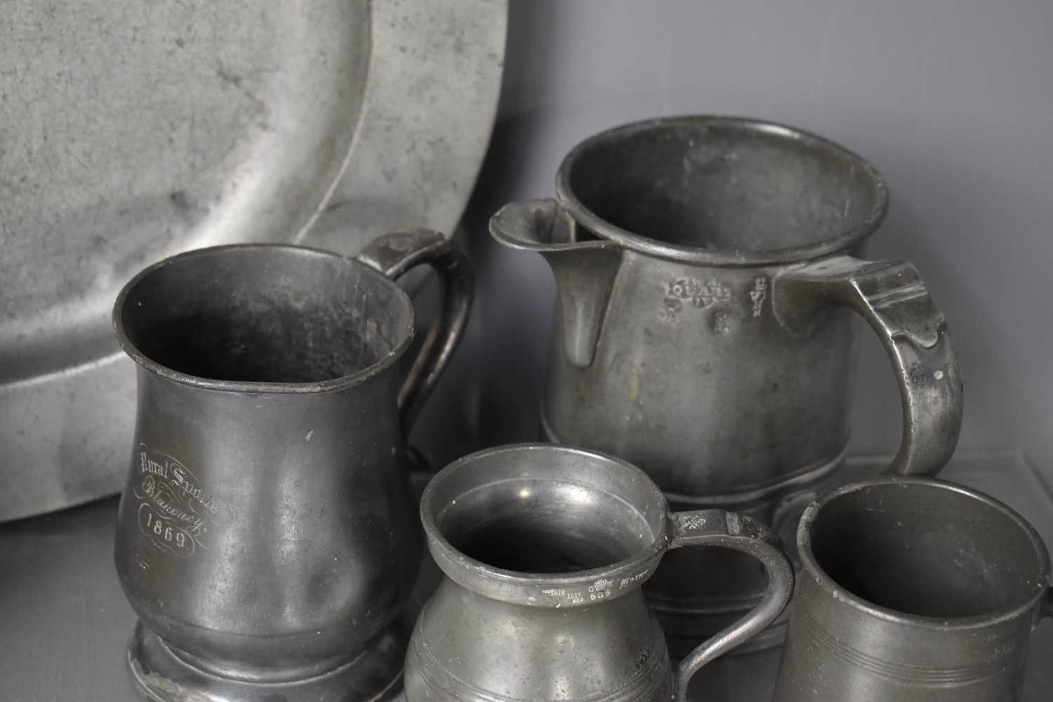 A collection of antique pewter, to include an oval platter, various tankards and jug. - Bild 2 aus 4
