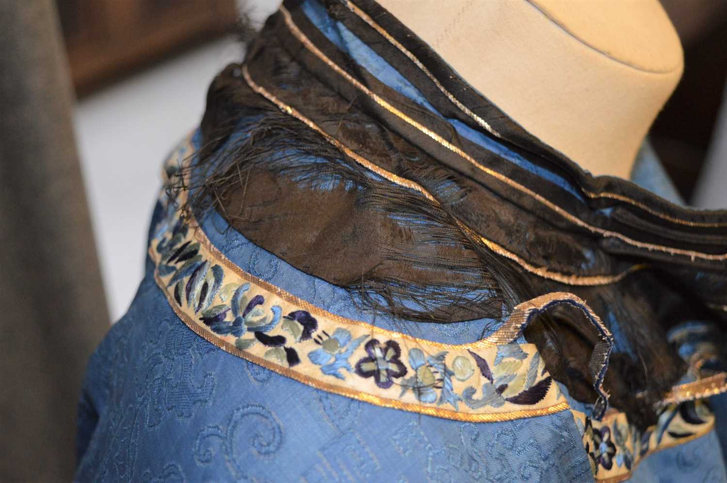 A late Qing dynasty embroidered skirt, the gold coloured cloud ground with blue embroidered panels - Bild 13 aus 16