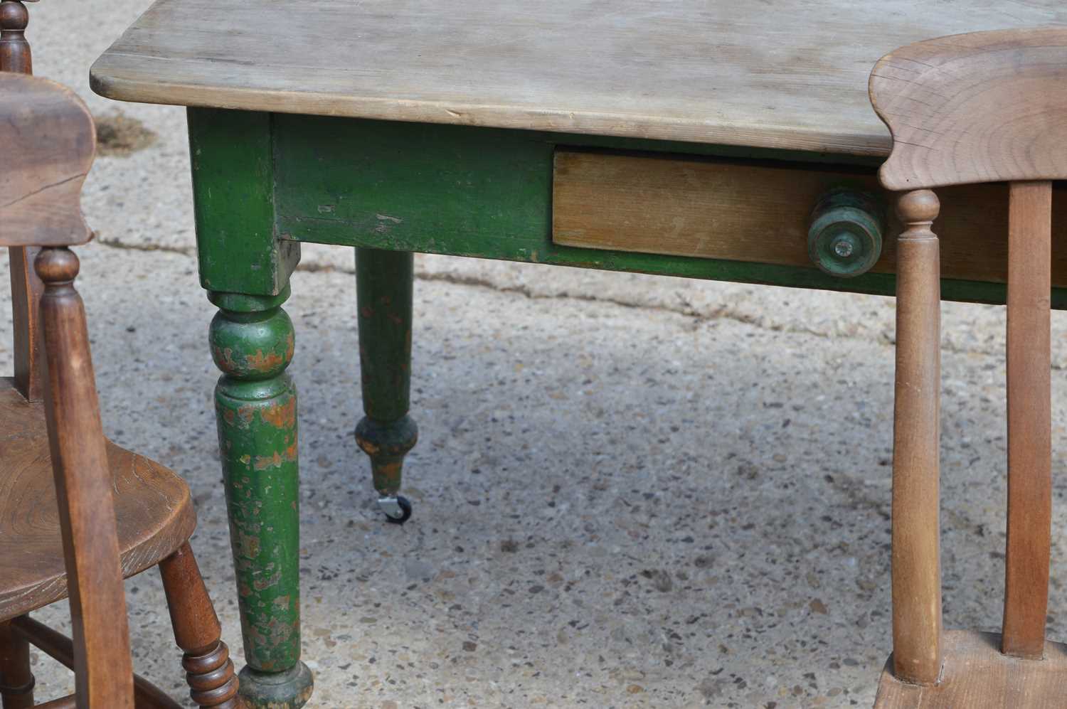 A Victorian pine kitchen table with single drawer and five kitchen chairs. - Image 2 of 3