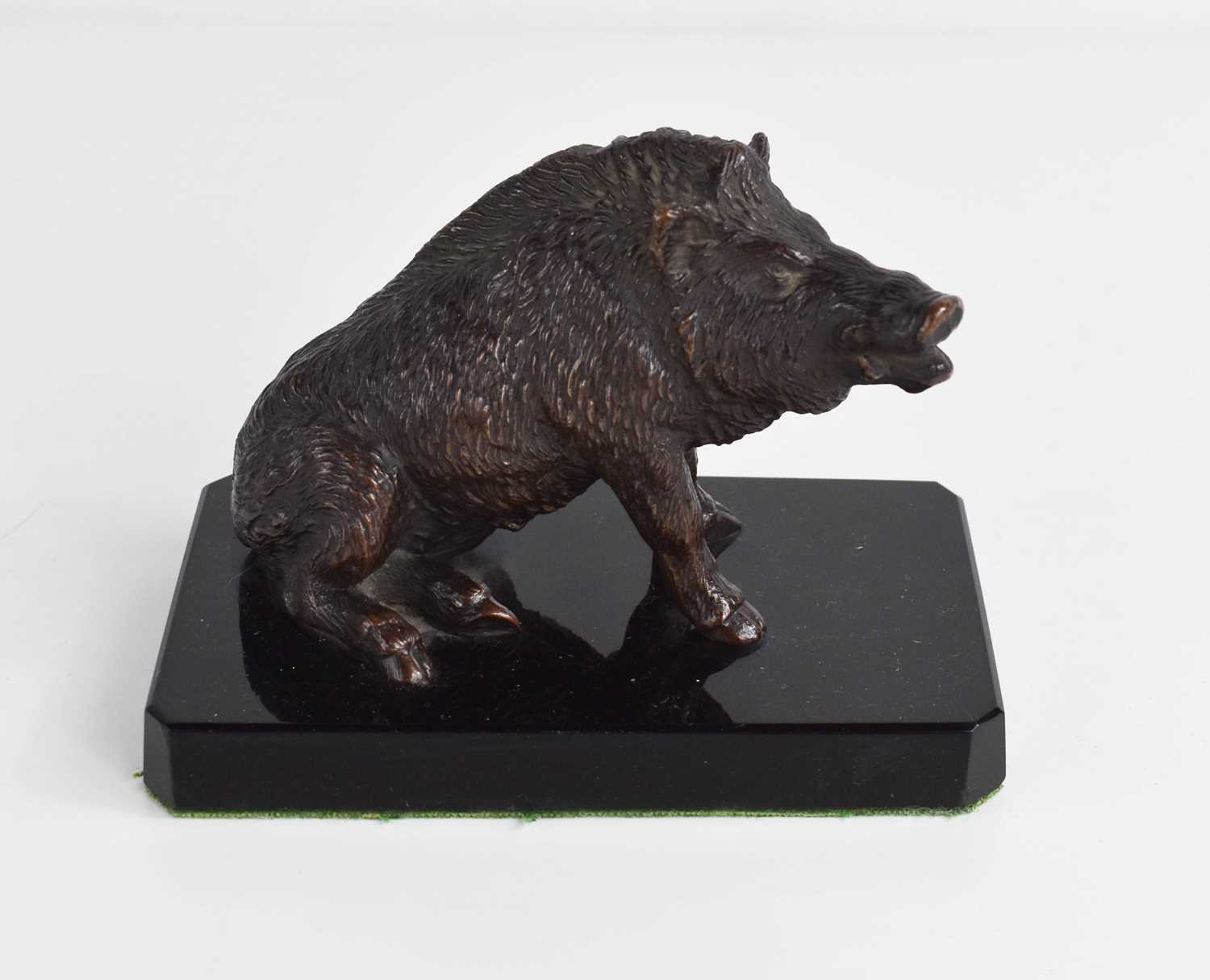 A late 19th / early 20th century bronze model of the Florentine boar, unsigned, 9cm high. - Bild 2 aus 3