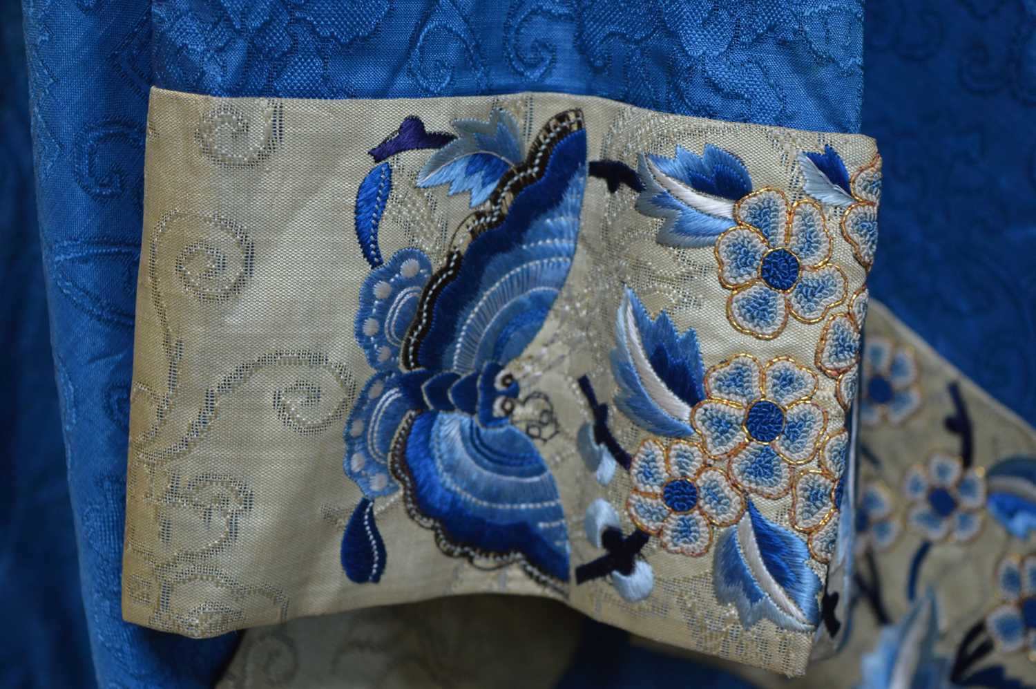 A late Qing dynasty embroidered skirt, the gold coloured cloud ground with blue embroidered panels - Bild 15 aus 16