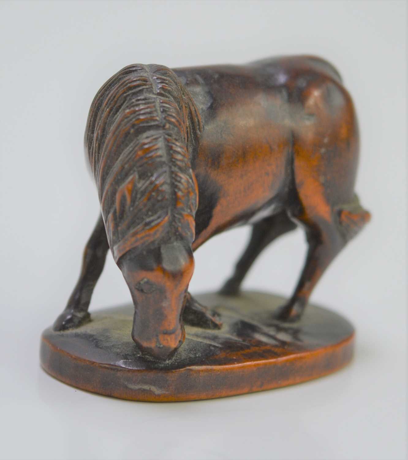 An early 20th century Japanese boxwood netsuke, in the form of a grazing horse, 3.1cm high. - Bild 2 aus 2