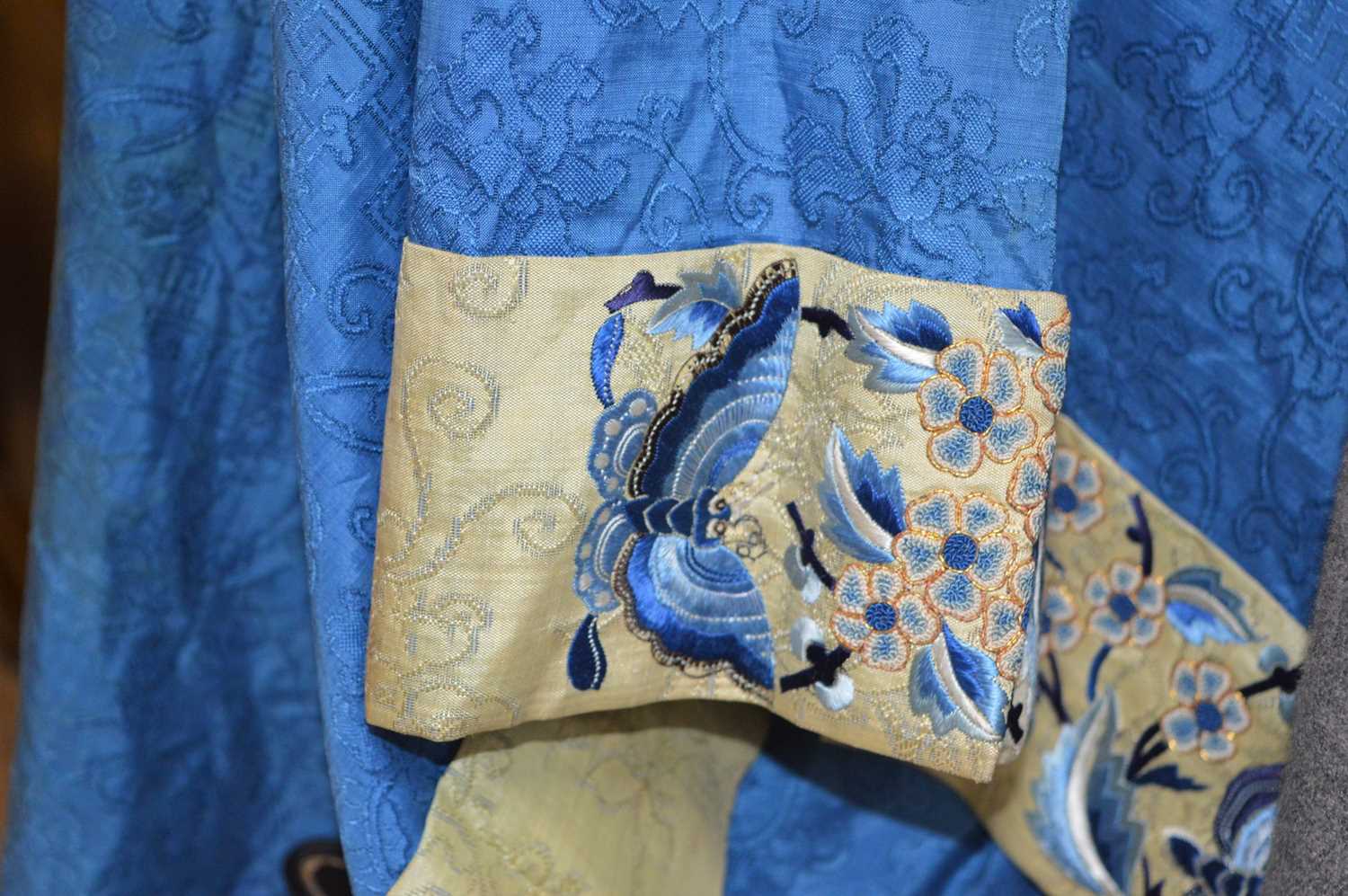 A late Qing dynasty embroidered skirt, the gold coloured cloud ground with blue embroidered panels - Bild 12 aus 16