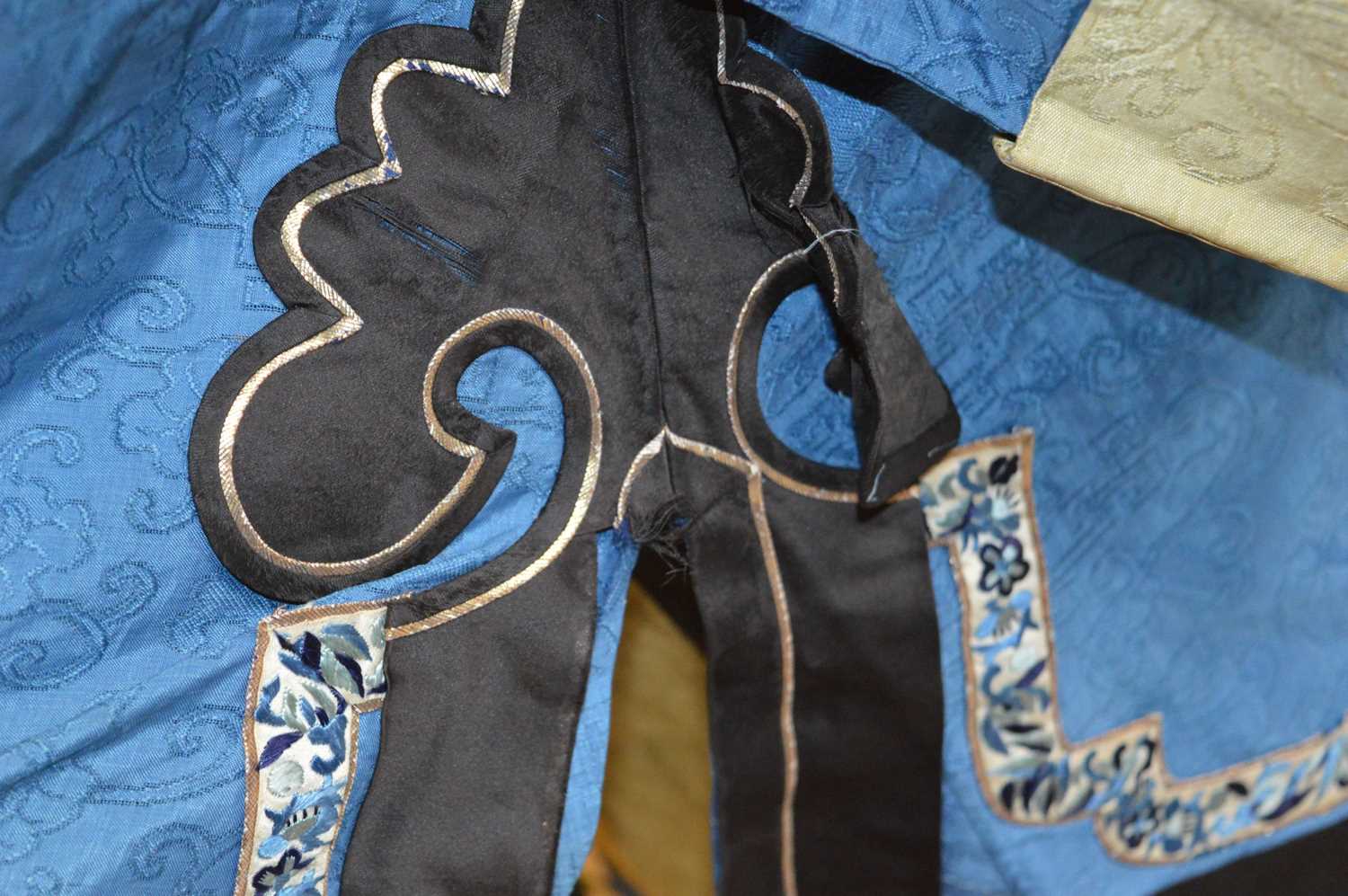 A late Qing dynasty embroidered skirt, the gold coloured cloud ground with blue embroidered panels - Bild 9 aus 16