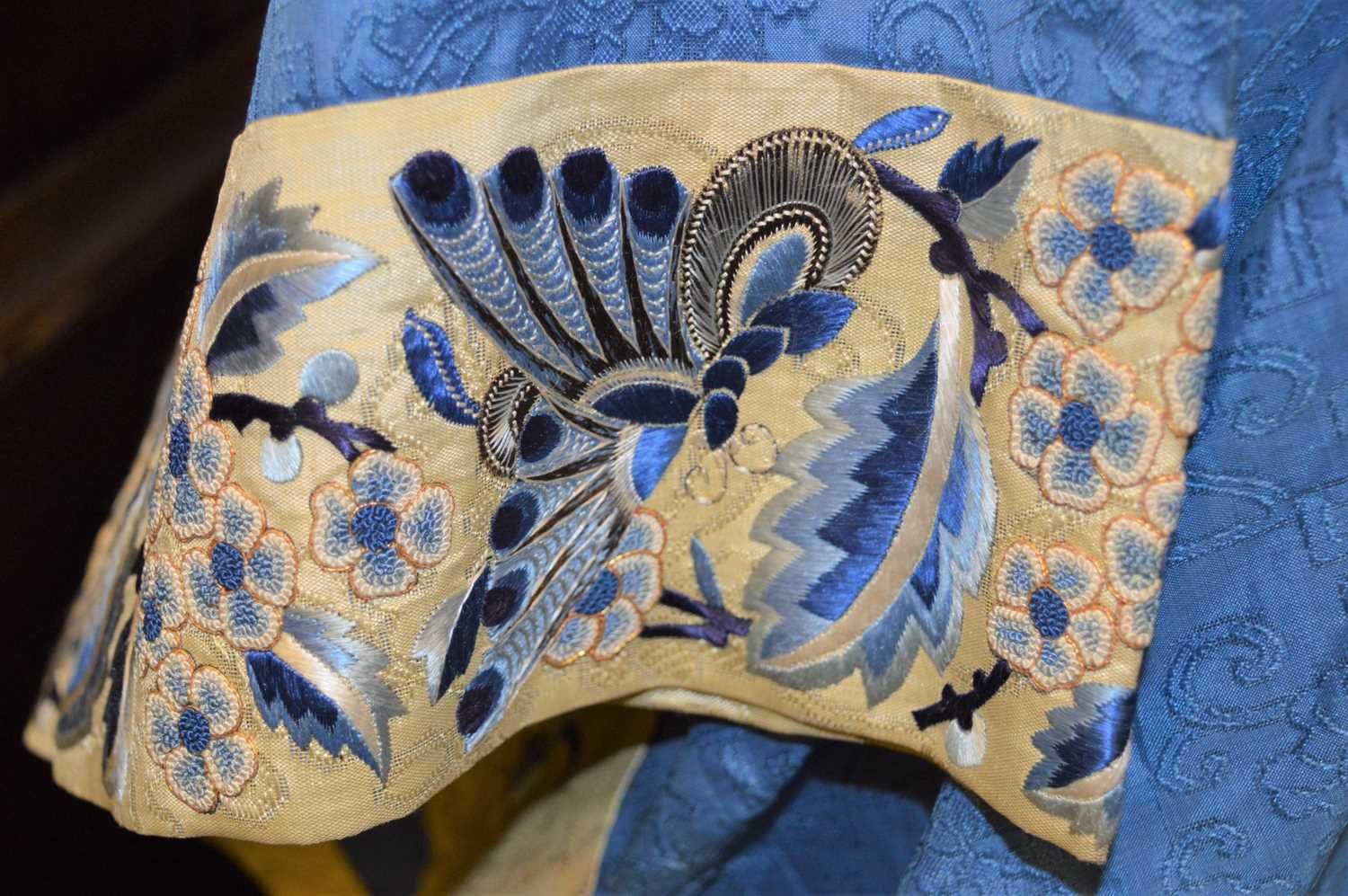 A late Qing dynasty embroidered skirt, the gold coloured cloud ground with blue embroidered panels - Bild 16 aus 16