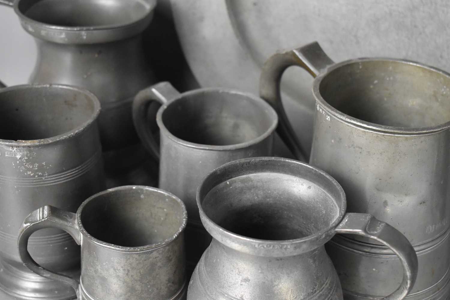 A collection of antique pewter, to include an oval platter, various tankards and jug. - Bild 3 aus 4