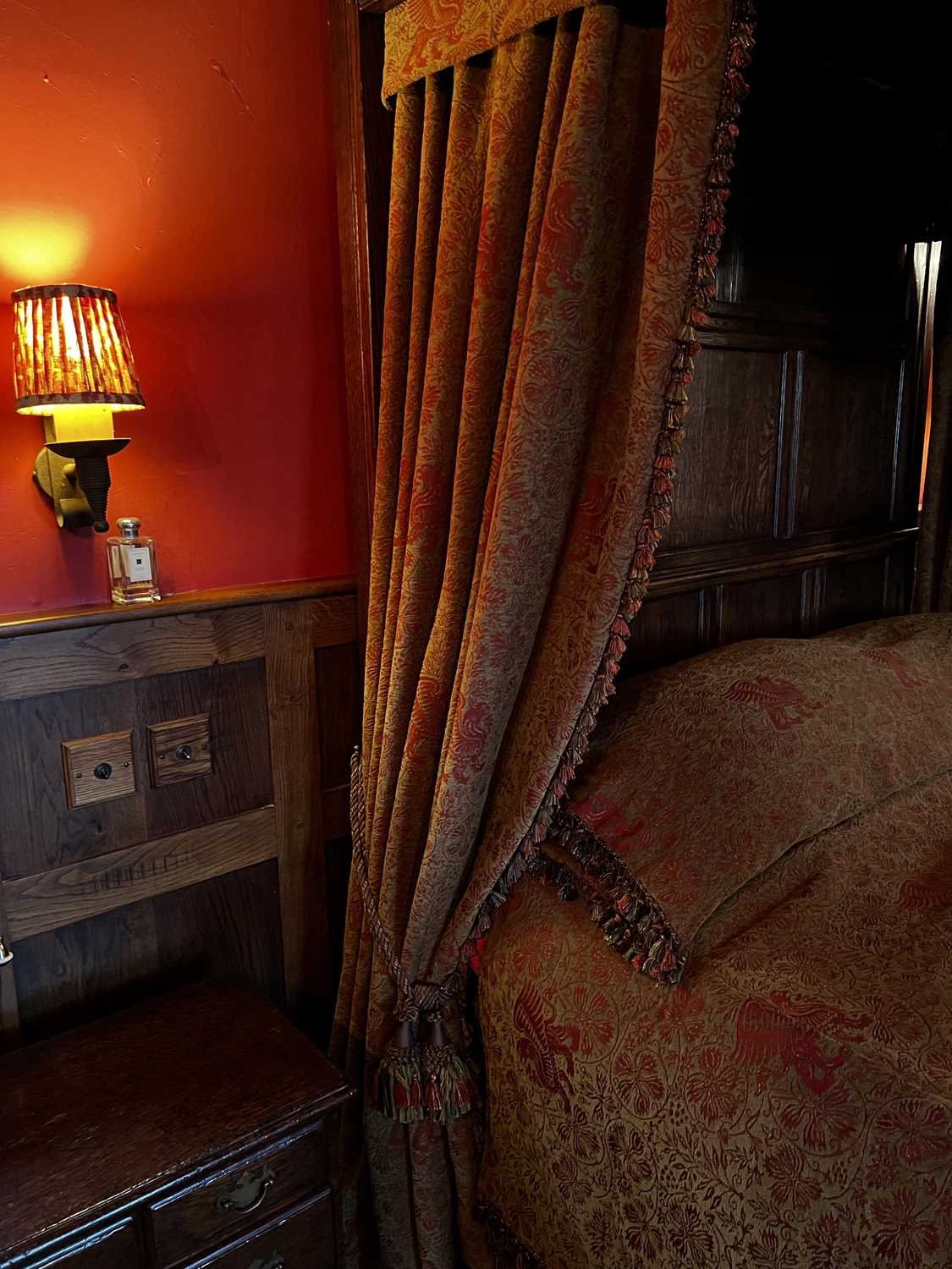 An oak four poster double bed, together with the drapes and matching bedspread, the full canopy - Image 3 of 3