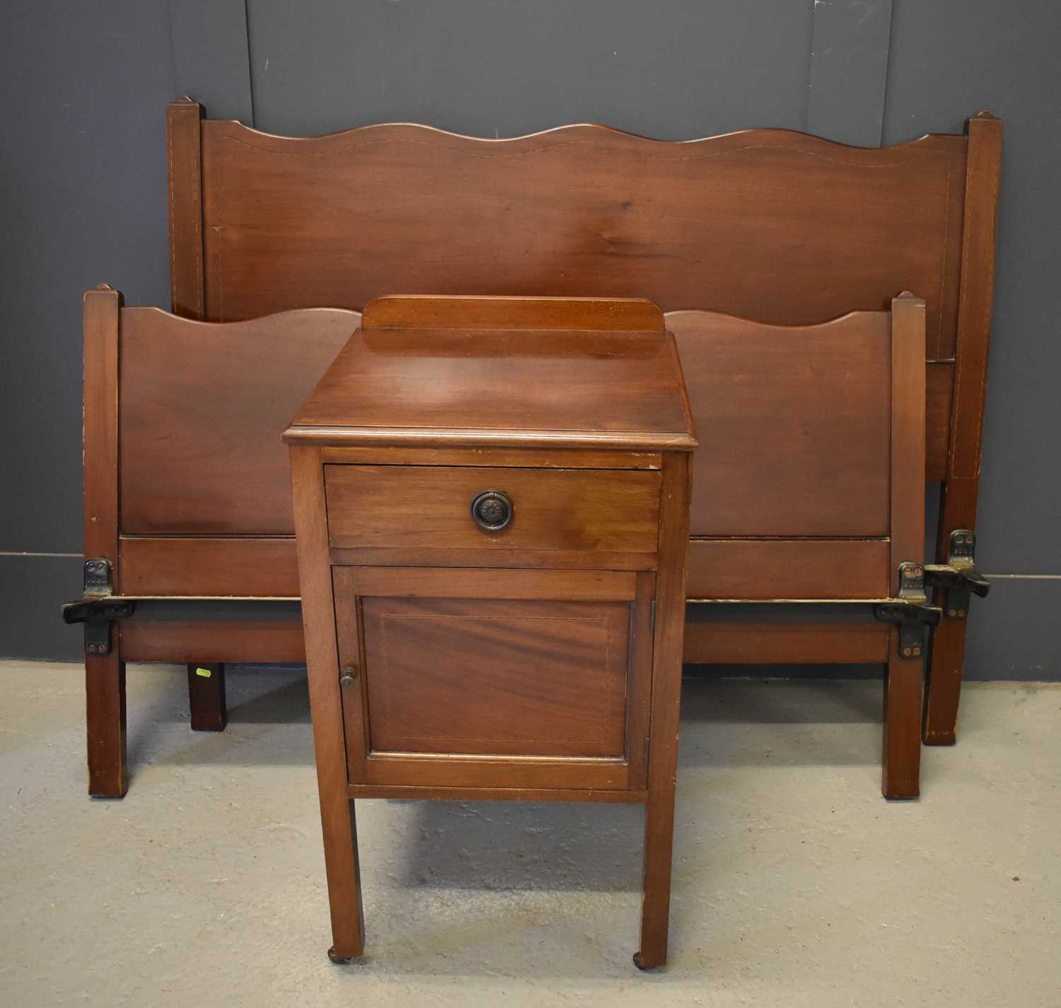 An Edwardian mahogany dressing table with a mirrored back and three drawers together with a mahogany - Image 2 of 2