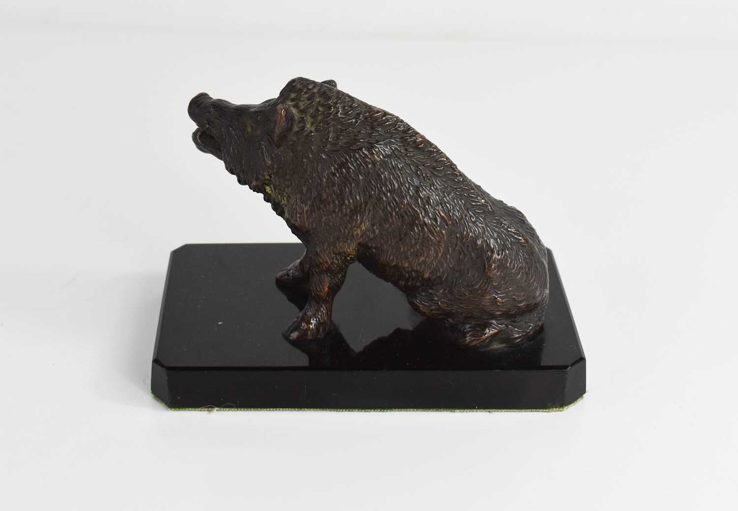 A late 19th / early 20th century bronze model of the Florentine boar, unsigned, 9cm high. - Bild 3 aus 3