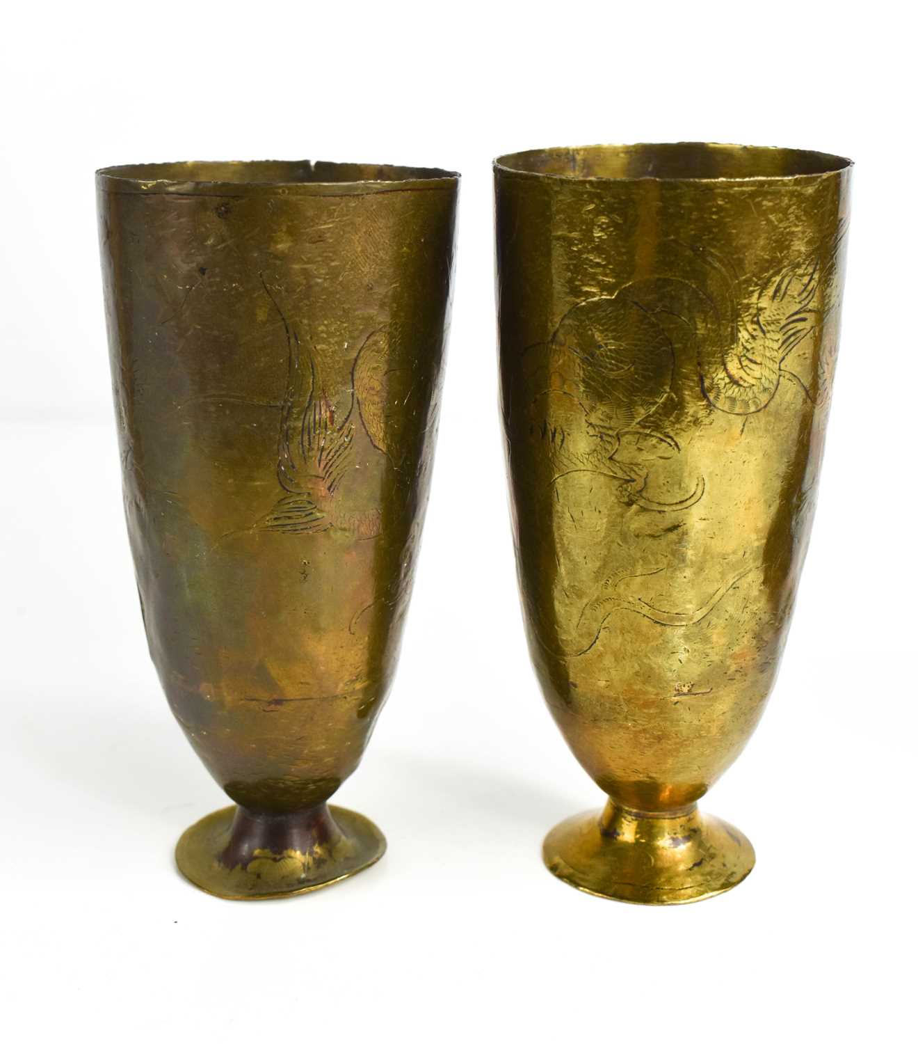 A pair of 19th century Chinese brass goblets engraved with writhen dragon decoration. - Bild 3 aus 3