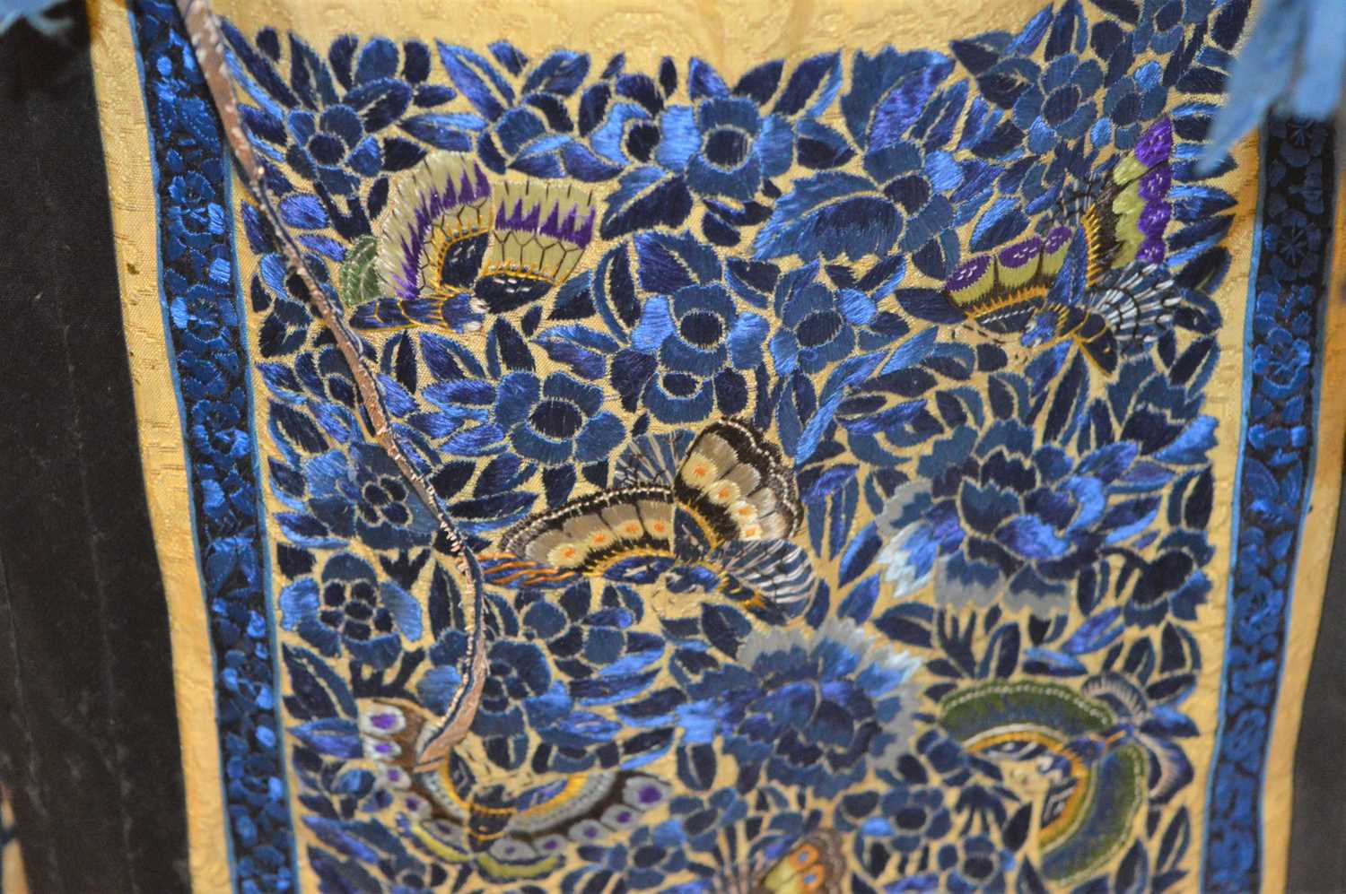 A late Qing dynasty embroidered skirt, the gold coloured cloud ground with blue embroidered panels - Bild 14 aus 16