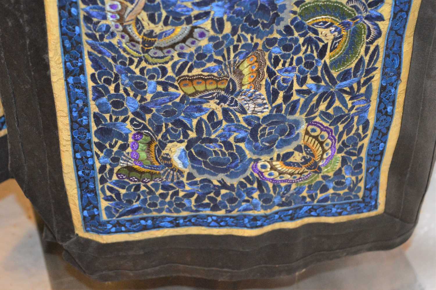 A late Qing dynasty embroidered skirt, the gold coloured cloud ground with blue embroidered panels - Bild 10 aus 16
