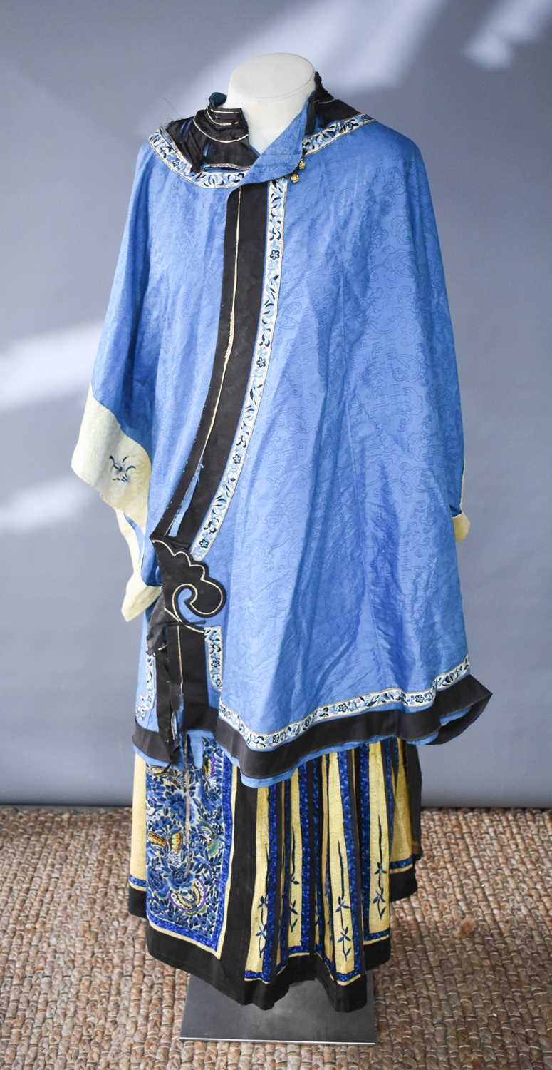 A late Qing dynasty embroidered skirt, the gold coloured cloud ground with blue embroidered panels - Bild 2 aus 16