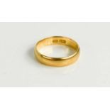 An 18ct gold wedding band, size Q, 4.04g.