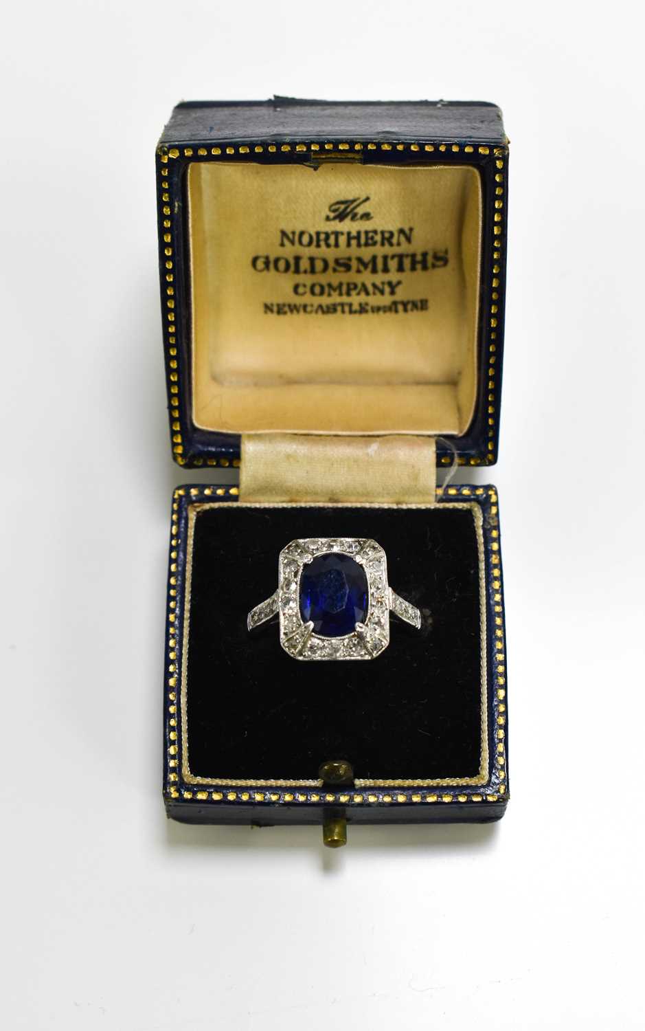 An Art Deco 18ct gold, platinum, sapphire and diamond ring, the central oval cut stone of - Bild 3 aus 3