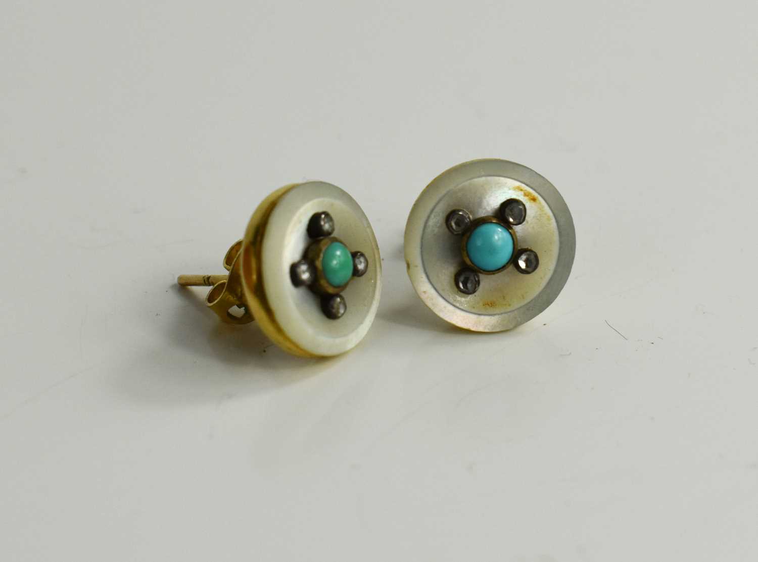 A pair of 19th century, likely Georgian diamond and turquoise studs, with central turquoise - Bild 2 aus 4