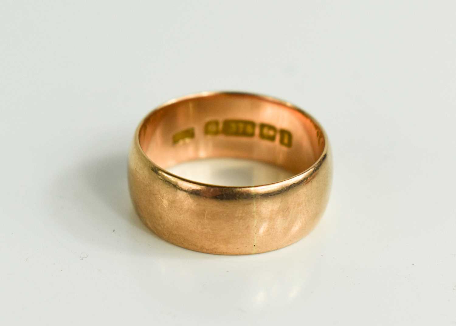 A 9ct gold wedding band, size M, 4.71g.