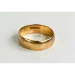 A 9ct gold wedding band, size T, 5.11g.