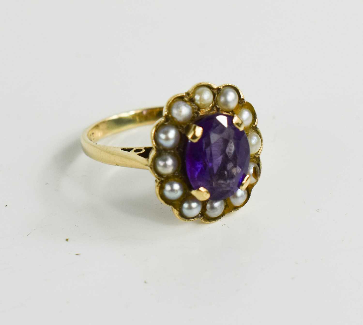 A 9ct gold amethyst and seed pearl ring, with central amethyst of approximately 10 by 8mm, - Bild 3 aus 5