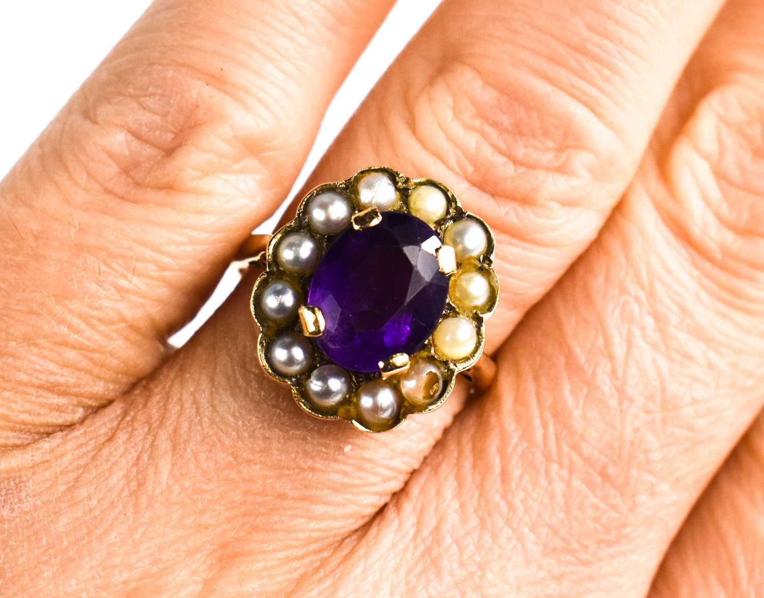 A 9ct gold amethyst and seed pearl ring, with central amethyst of approximately 10 by 8mm, - Bild 5 aus 5