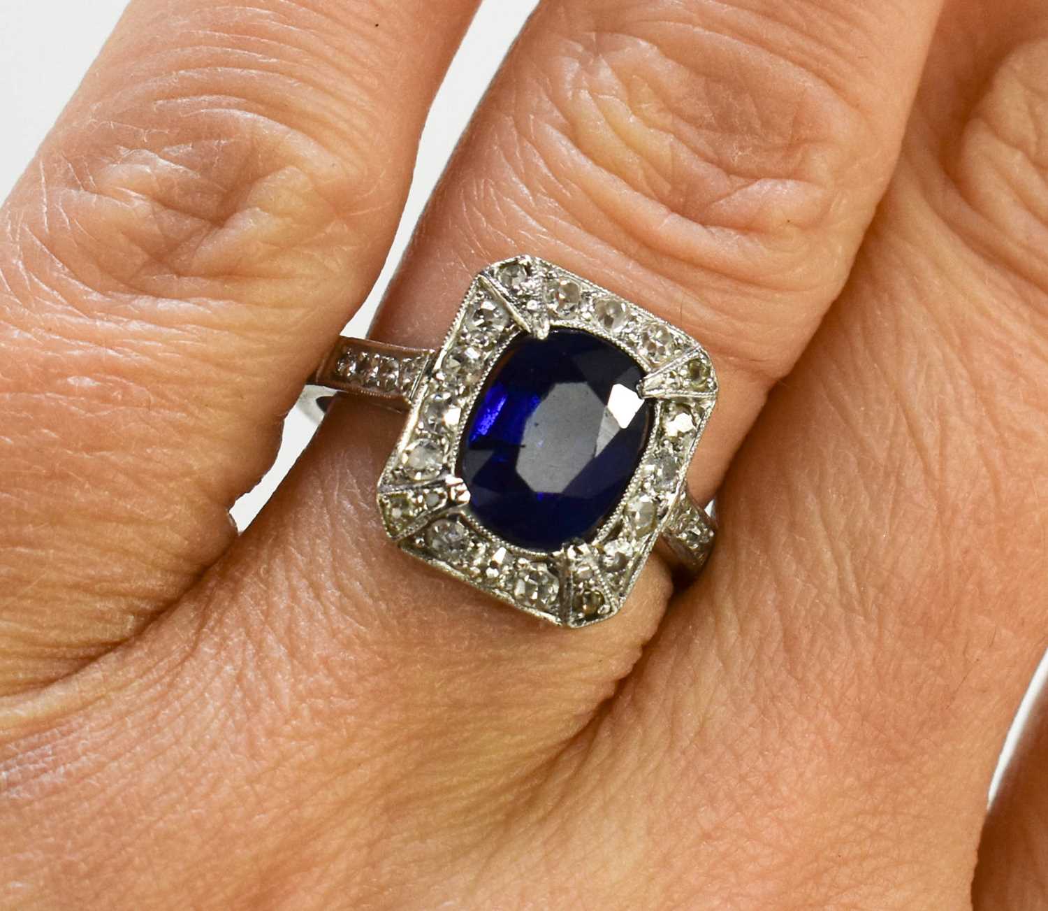 An Art Deco 18ct gold, platinum, sapphire and diamond ring, the central oval cut stone of - Bild 2 aus 3