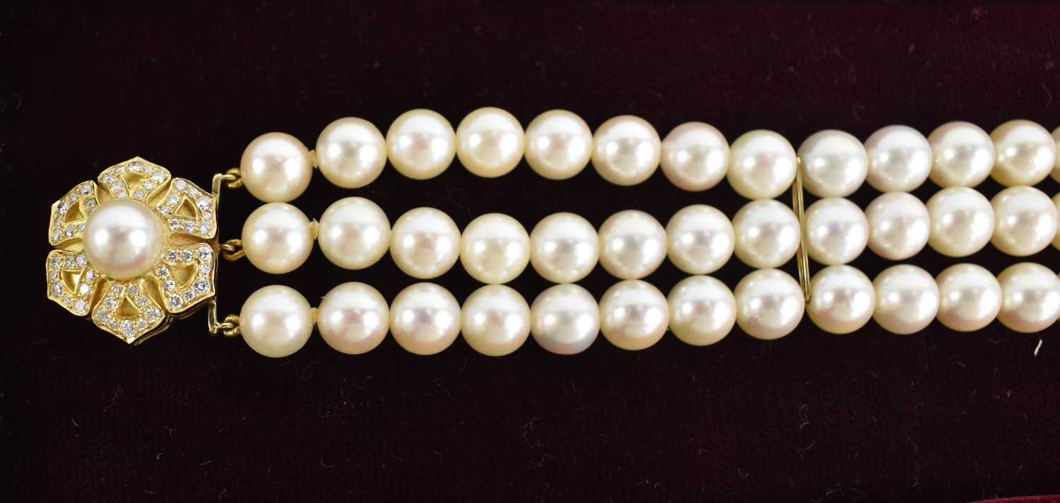 An 18ct gold and three strand pearl bracelet, by Leo de Vroomen, London 1984, the strands gathered - Bild 2 aus 5