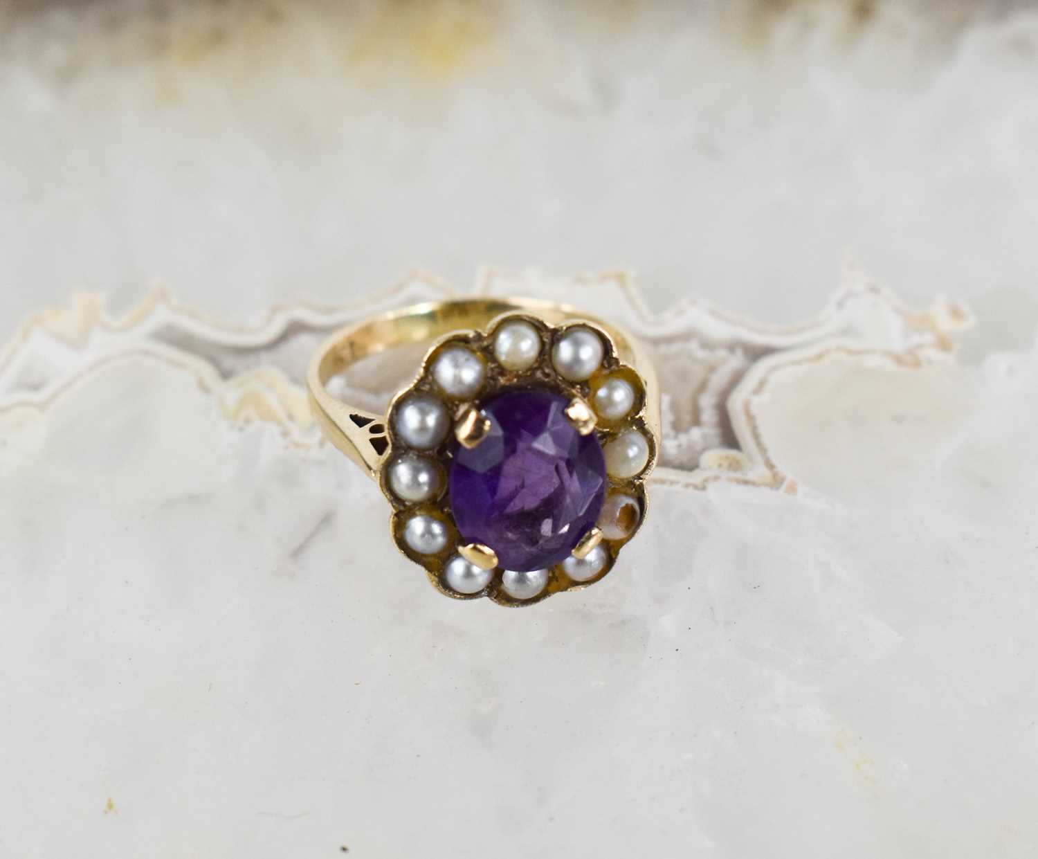 A 9ct gold amethyst and seed pearl ring, with central amethyst of approximately 10 by 8mm, - Bild 4 aus 5