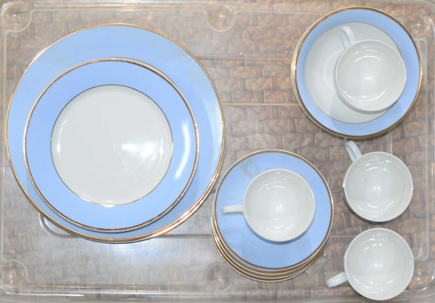 A Royal Worcester "Mayfield" tea / dinner sets to include tureens, plates, cups, saucers and other - Bild 2 aus 2