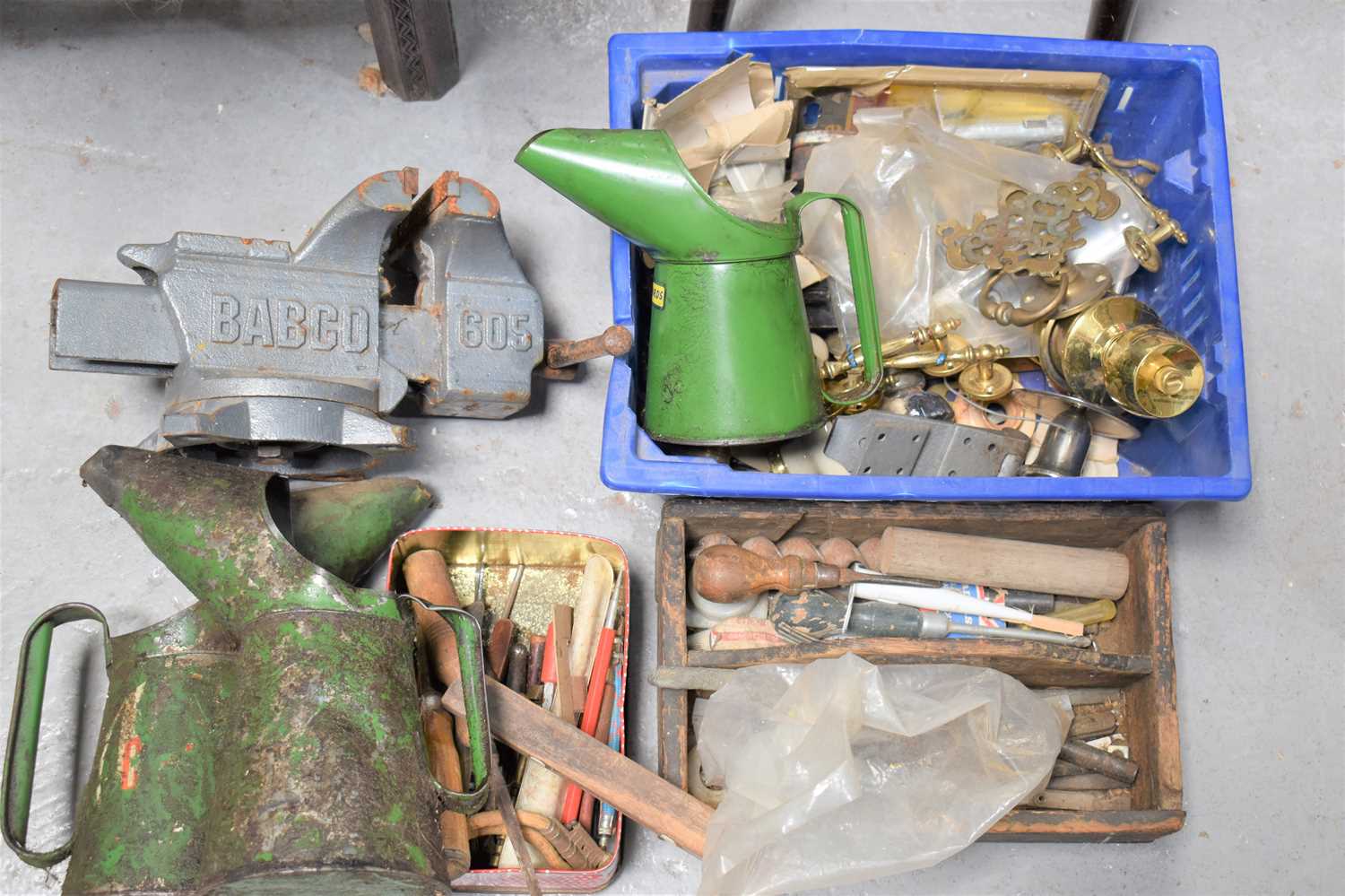 Three vintage oil cans together with a Babco 605 vice and other items.