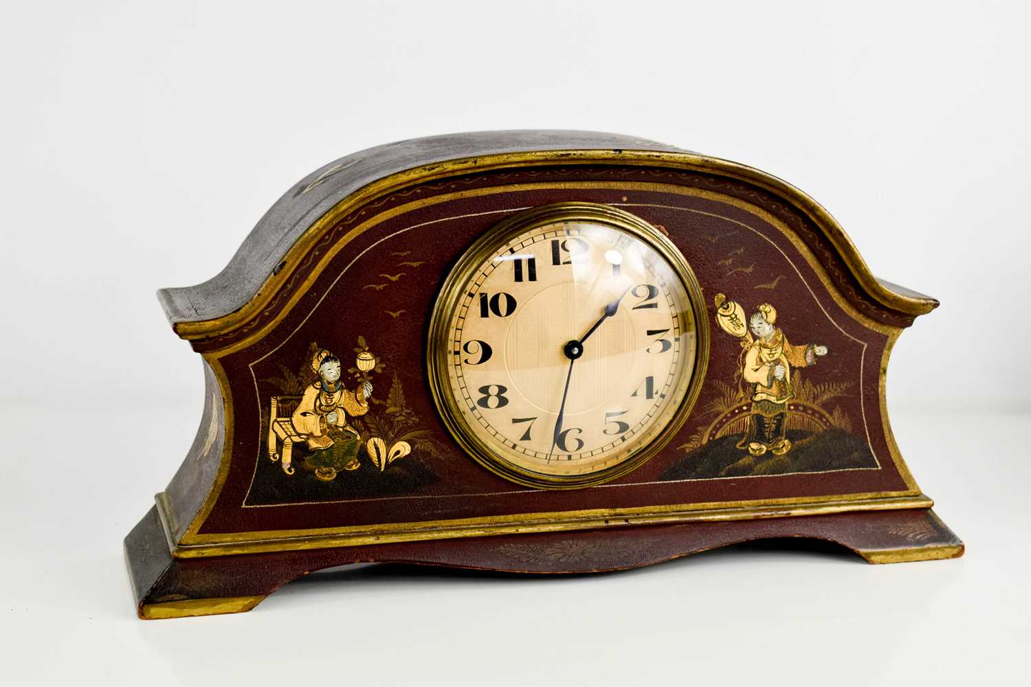 An early 20th century Chinoiserie mantle clock, with gilt arabic dial, the red lacquered case hand - Bild 3 aus 3