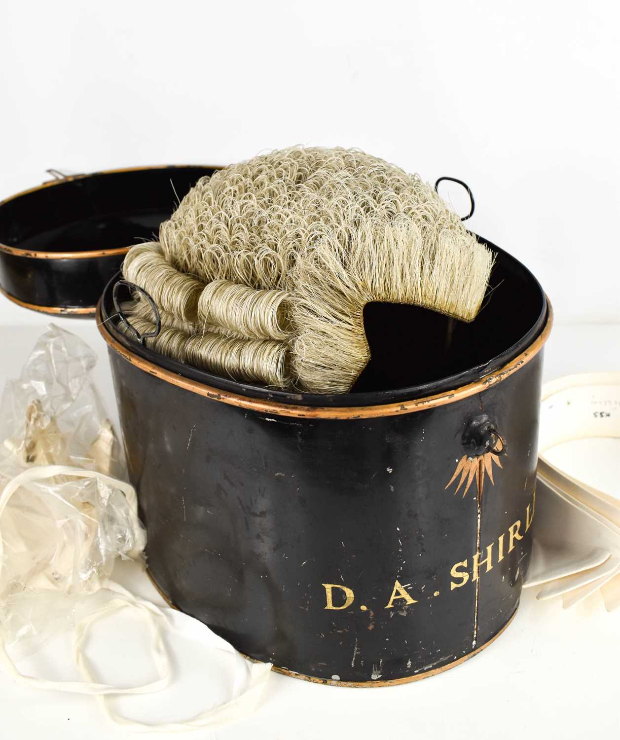 An antique barristers wig and original display tin, by Ravenscroft Law, Wig & Robe Makers, - Bild 6 aus 8