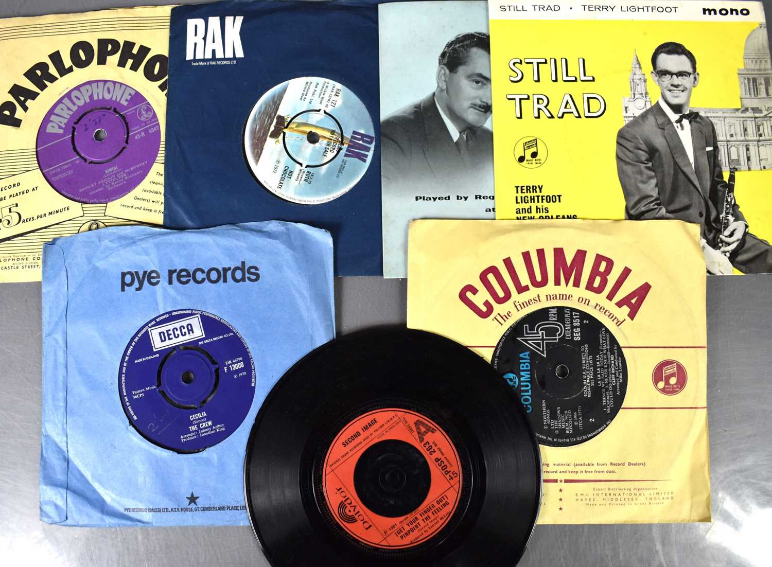 A group of 7" single records to include Ray Burns, Elvis Presley, George Browney, Johnathan King, - Bild 13 aus 15