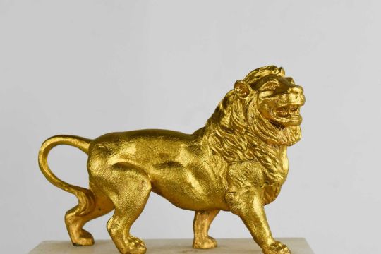 A French alabaster and gilt metal mantle clock, surmounted by a lion, the green/blue Arabic dial - Image 2 of 3