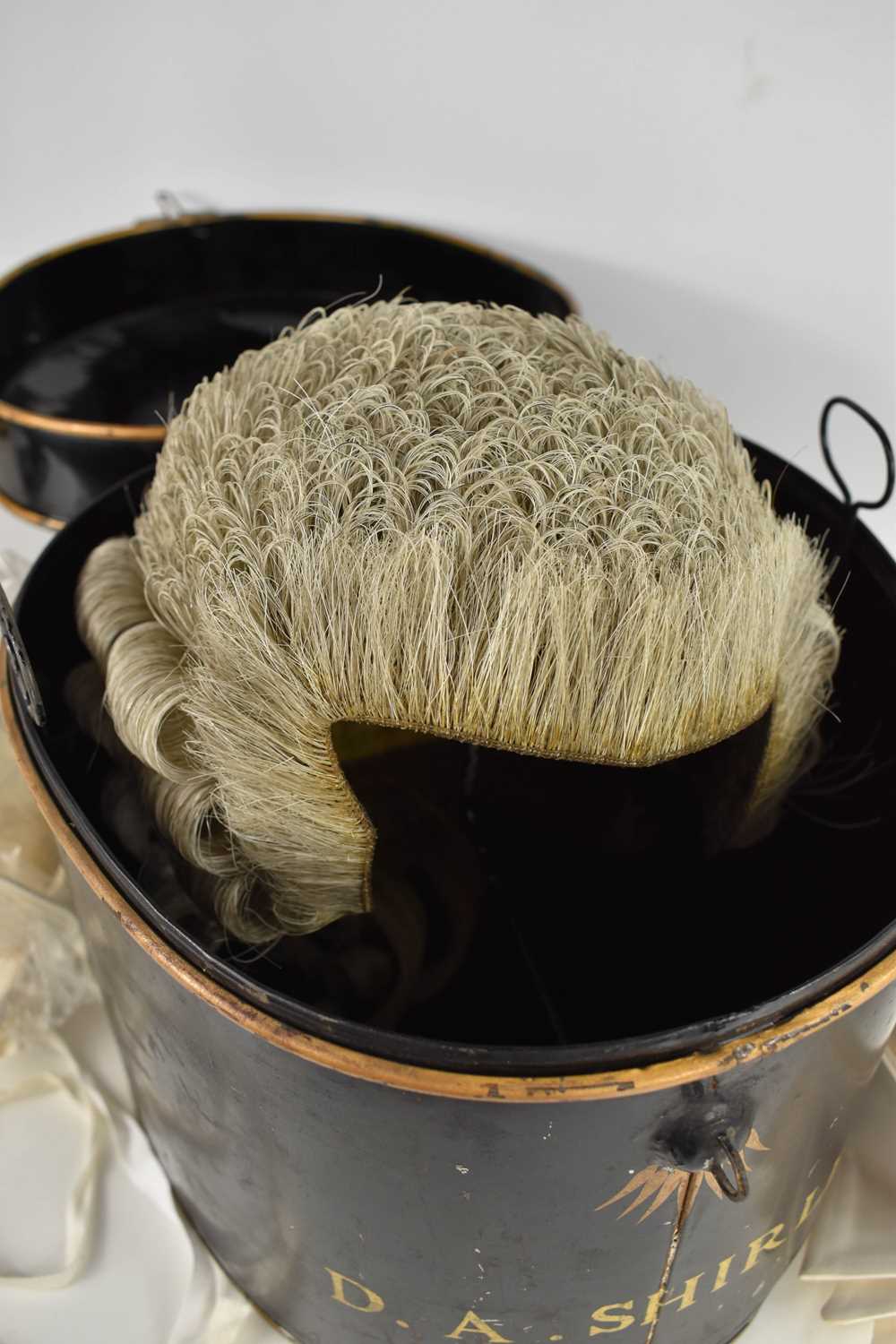 An antique barristers wig and original display tin, by Ravenscroft Law, Wig & Robe Makers, - Bild 5 aus 8