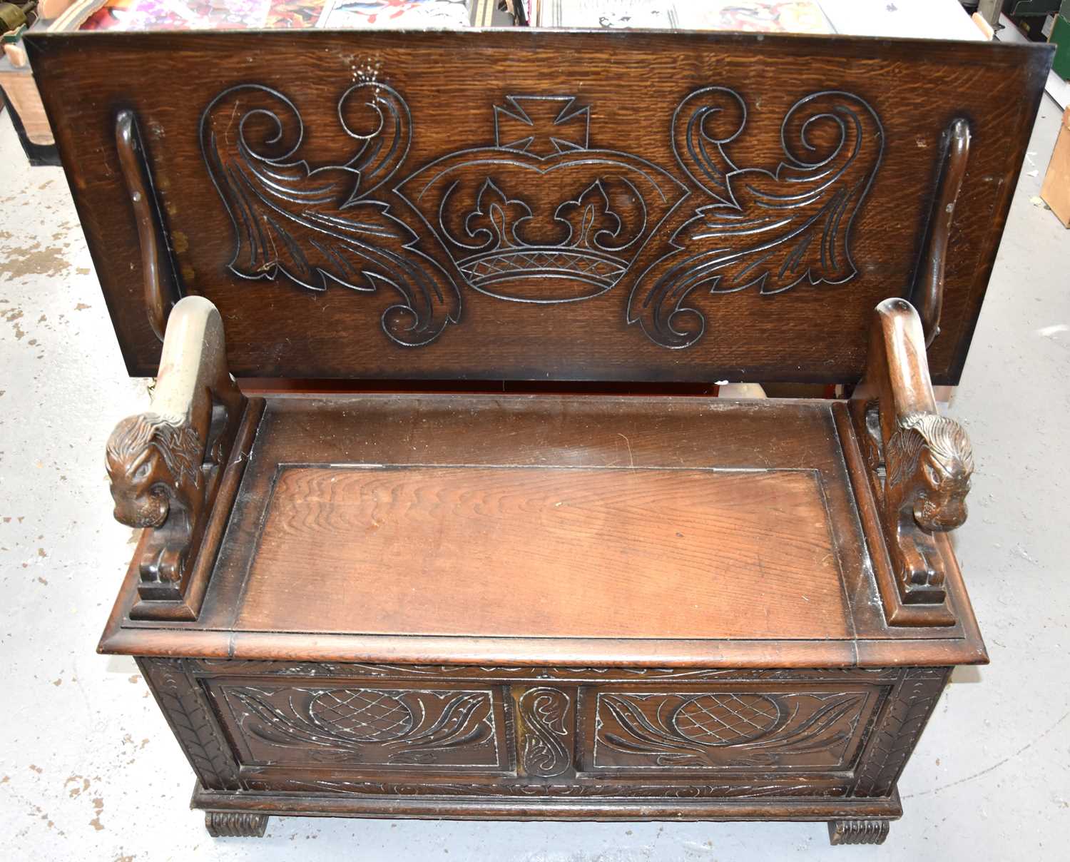 An oak monks bench/ box settle with carved decoration to the front and top and having lion form - Bild 2 aus 2
