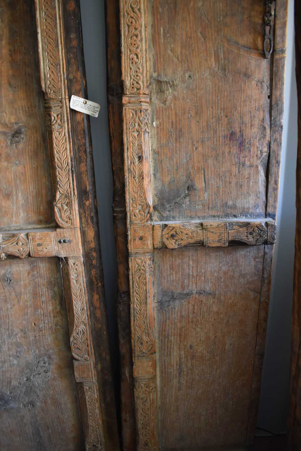 A large door and frame, the two panel door, together with sections of carved panels to form a - Bild 2 aus 5