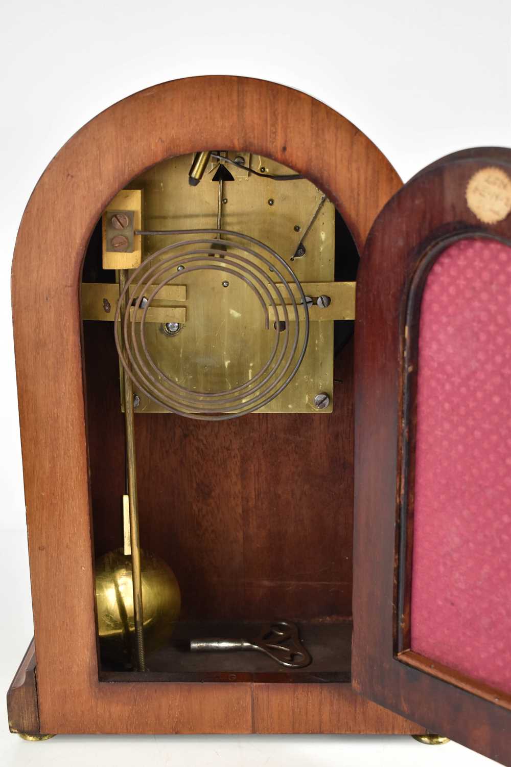 An Edwardian mahogany domed mantle clock, inlaid with boxwood stringing, the convex glass door - Bild 3 aus 3