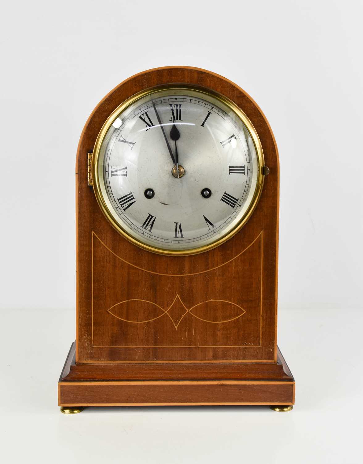 An Edwardian mahogany domed mantle clock, inlaid with boxwood stringing, the convex glass door - Bild 2 aus 3