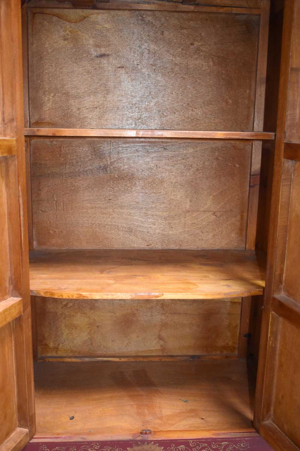 Two Chinese red lacquered cabinets, one decorated with gilded butterflies and flowers, the larger - Bild 3 aus 5