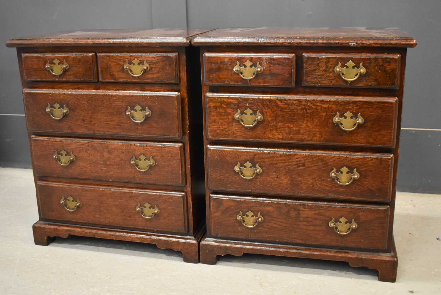 A pair of 18th century style oak chests / bedside cabinets, of small proportions, with two short - Bild 2 aus 2