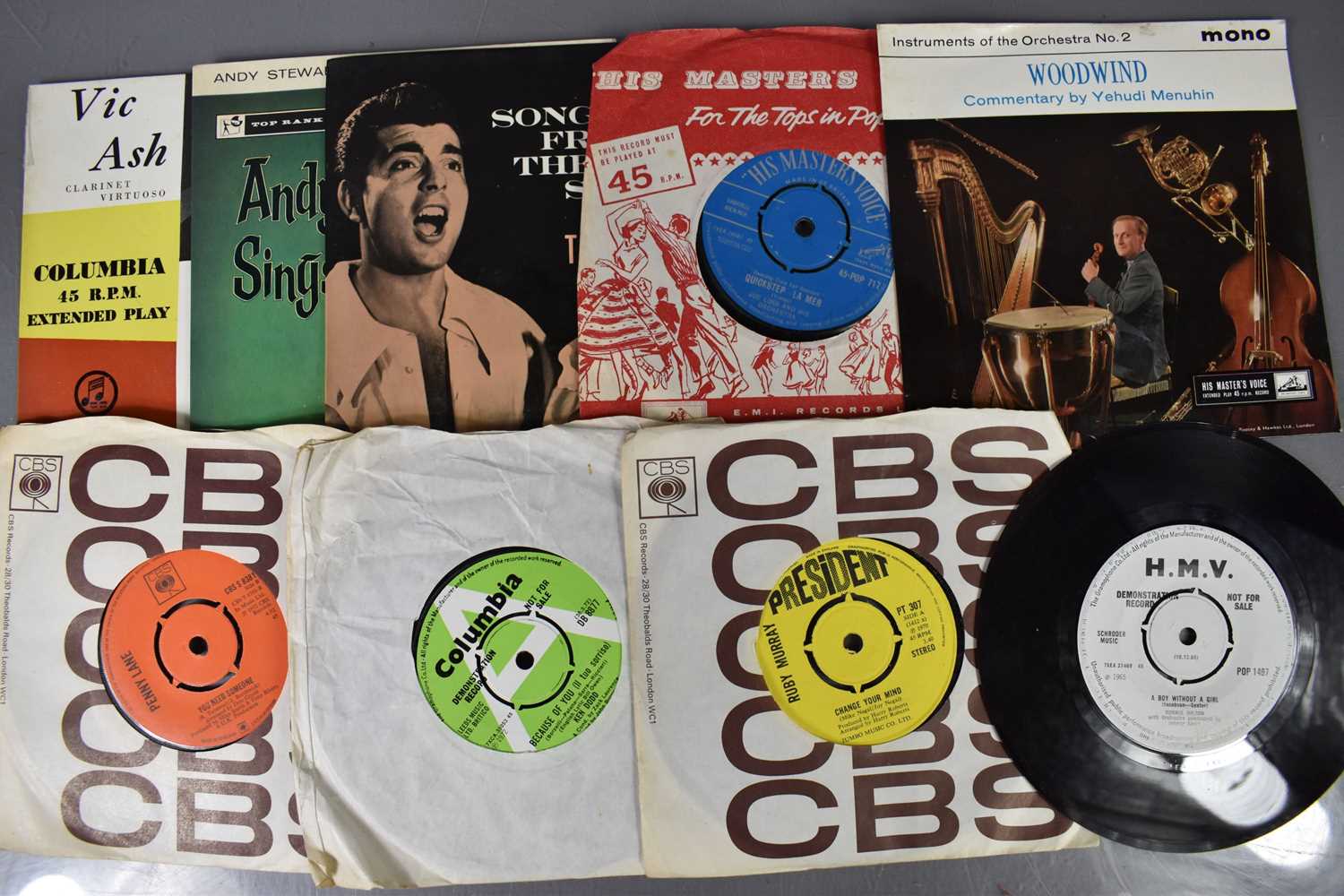 A group of 7" single records to include Ray Burns, Elvis Presley, George Browney, Johnathan King, - Bild 10 aus 15