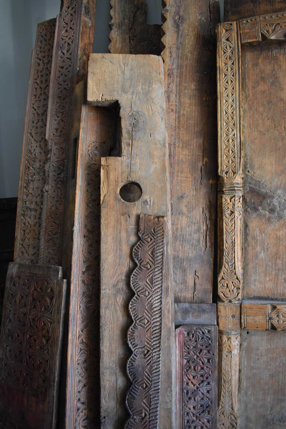 A large door and frame, the two panel door, together with sections of carved panels to form a - Bild 4 aus 5