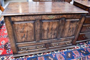 An 18th century style oak 'mule chest' TV cabinet, the top lifts up to reveal a section where a TV