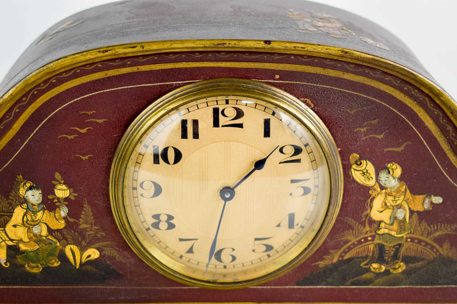 An early 20th century Chinoiserie mantle clock, with gilt arabic dial, the red lacquered case hand - Bild 2 aus 3